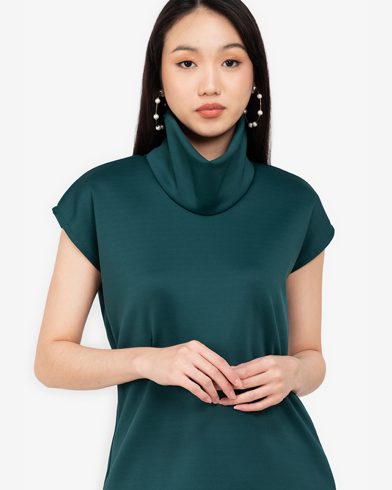 Lorica High Collared Sleeve Top