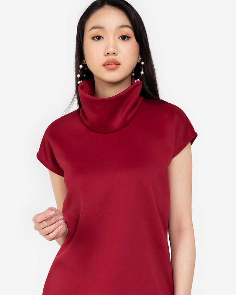 Lorica High Collared Sleeve Top